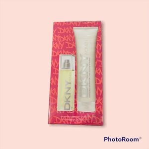 Energizing shower Gel 5.0 oz + par fume spray 1.0 Fl oz